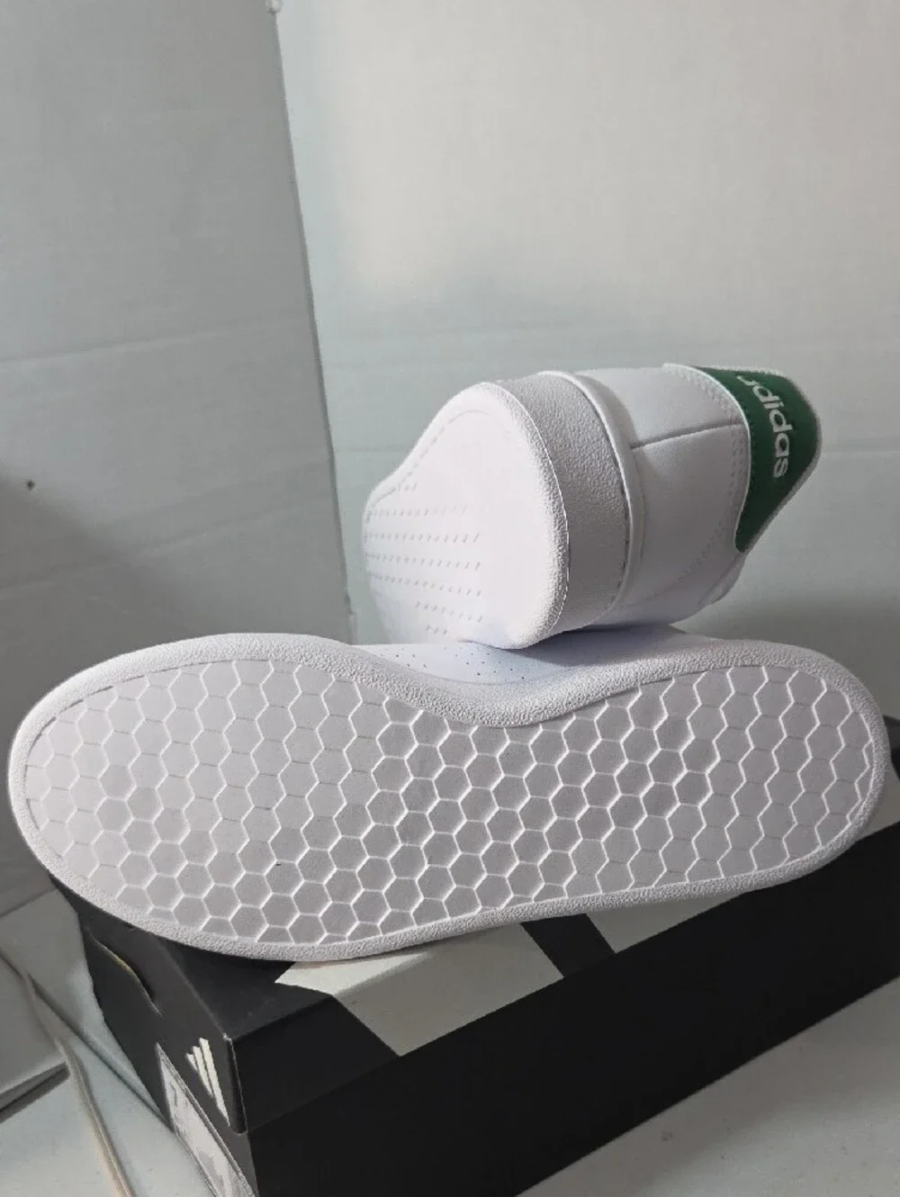 adidas Sz 7 Mens White Sneakers with Green Heel Tab